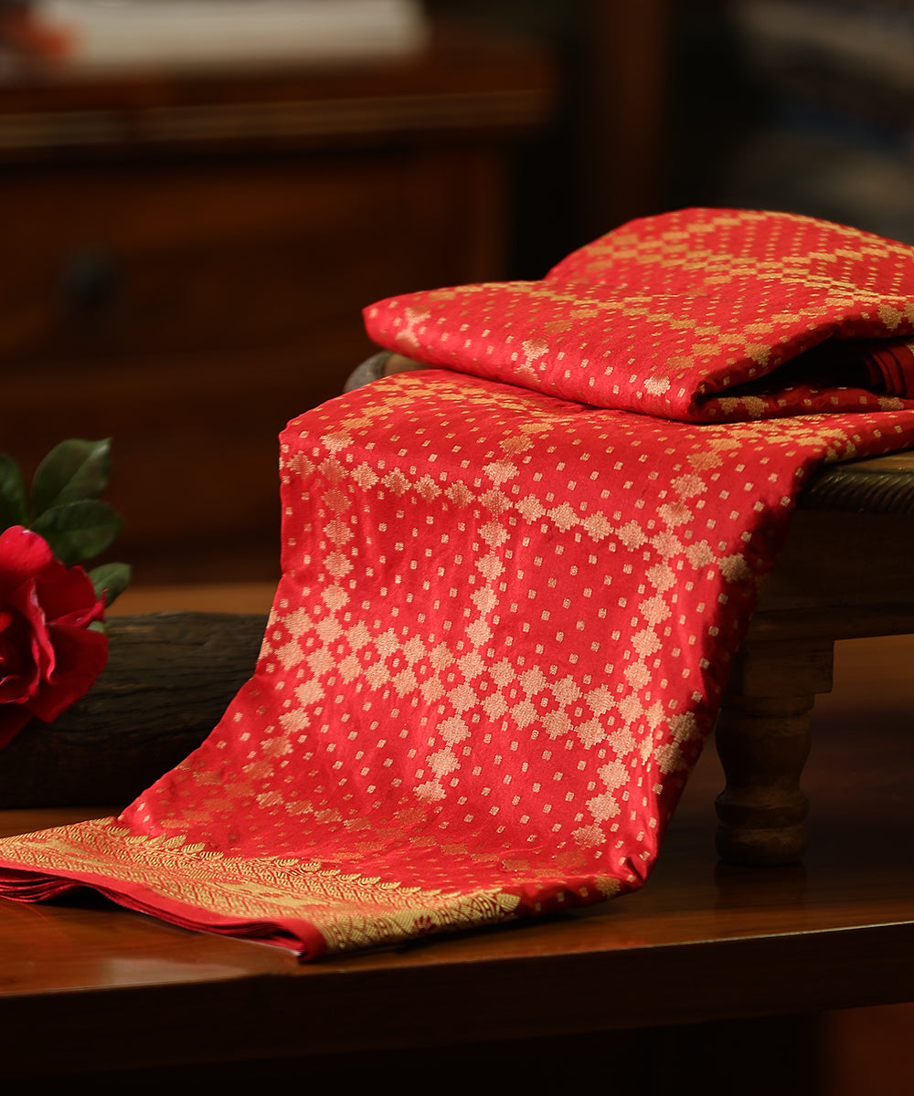 Handloom_Red_Pure_Katan_Silk_Banarasi_Dupatta_With_Zari_Pattern_And_Kadhwa_Border_WeaverStory_01