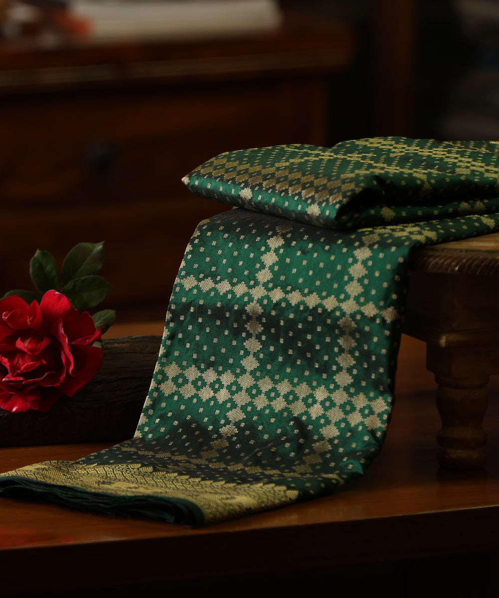 Green_Handloom_Pure_Katan_Silk_Banarasi_Dupatta_With_Kadhwa_Border_And_All_Over_Zari_Pattern_WeaverStory_01