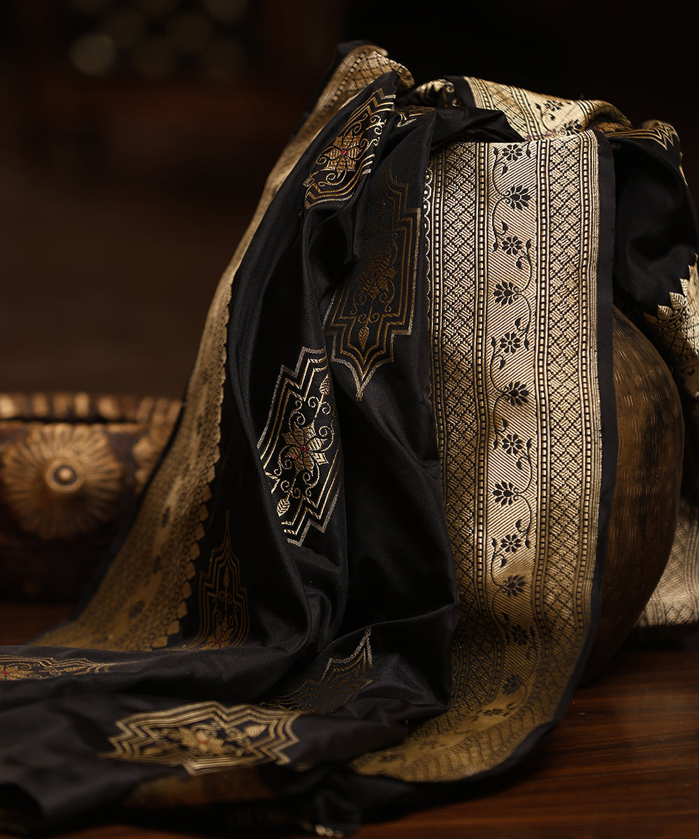 Purple_Handloom_Pure_Katan_Silk_Banarasi_Dupatta_With_Kadhwa_Border_And_Boota_WeaverStory_01