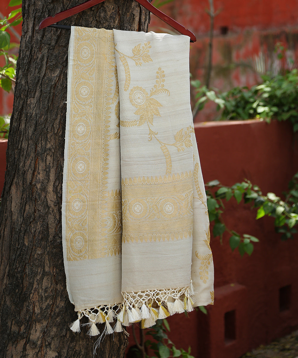 Handloom_White_Tussar_Silk_Kadhwa_Banarasi_Dupatta_with_Aada_Jaal_WeaverStory_01