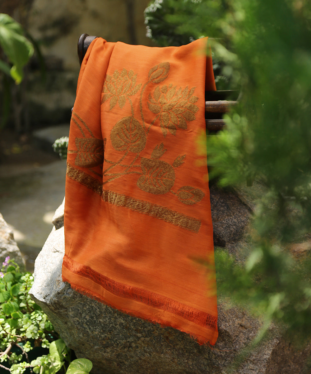 Handloom_Orange_Moonga_Silk_Banarasi_Dupatta_with_Big_Floral_Boota_WeaverStory_01