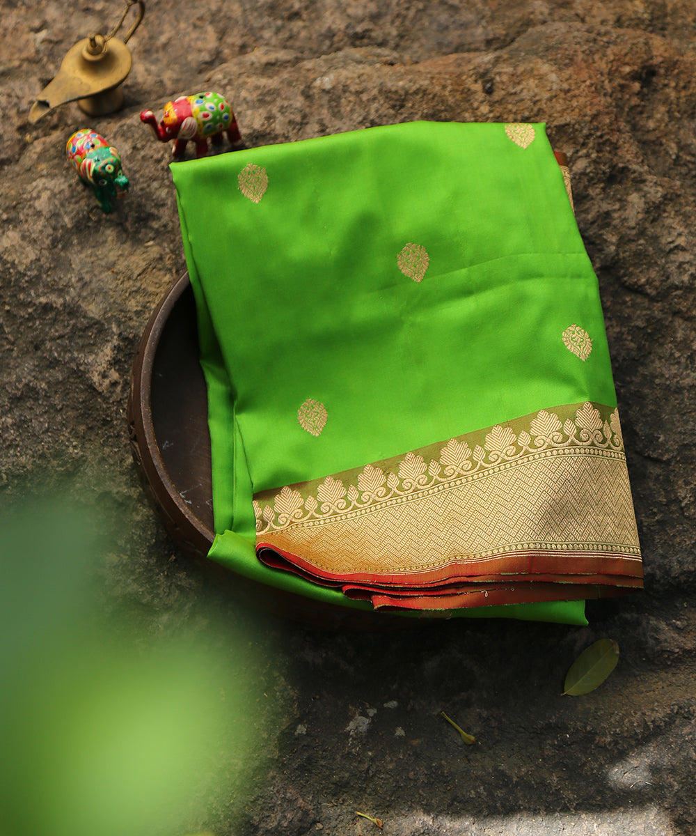 Handloom_Green_Kadhwa_Pure_Katan_Silk_Banarasi_Dupatta_With_Small_Booti_and_Red_Border_WeaverStory_01