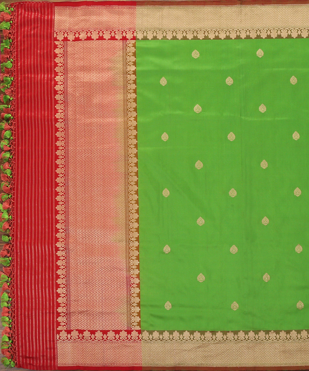 Handloom_Green_Kadhwa_Pure_Katan_Silk_Banarasi_Dupatta_With_Small_Booti_and_Red_Border_WeaverStory_02