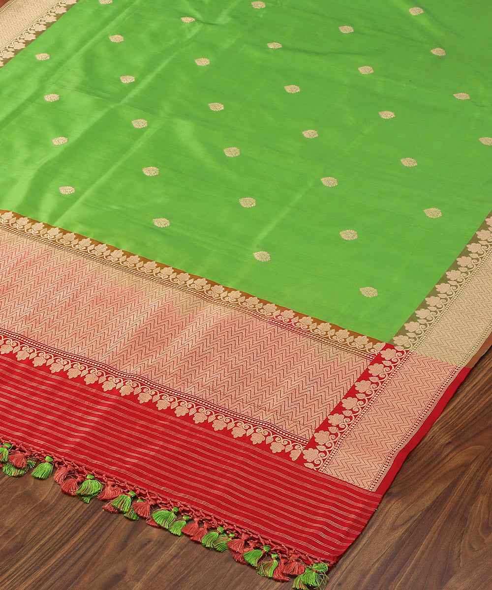 Handloom_Green_Kadhwa_Pure_Katan_Silk_Banarasi_Dupatta_With_Small_Booti_and_Red_Border_WeaverStory_03