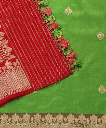 Handloom_Green_Kadhwa_Pure_Katan_Silk_Banarasi_Dupatta_With_Small_Booti_and_Red_Border_WeaverStory_04