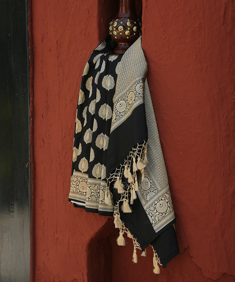 Handloom_Black_Pure_Katan_Silk_Banarasi_Dupatta_With_Leaf_Motifs_And_Floral_Border_WeaverStory_01