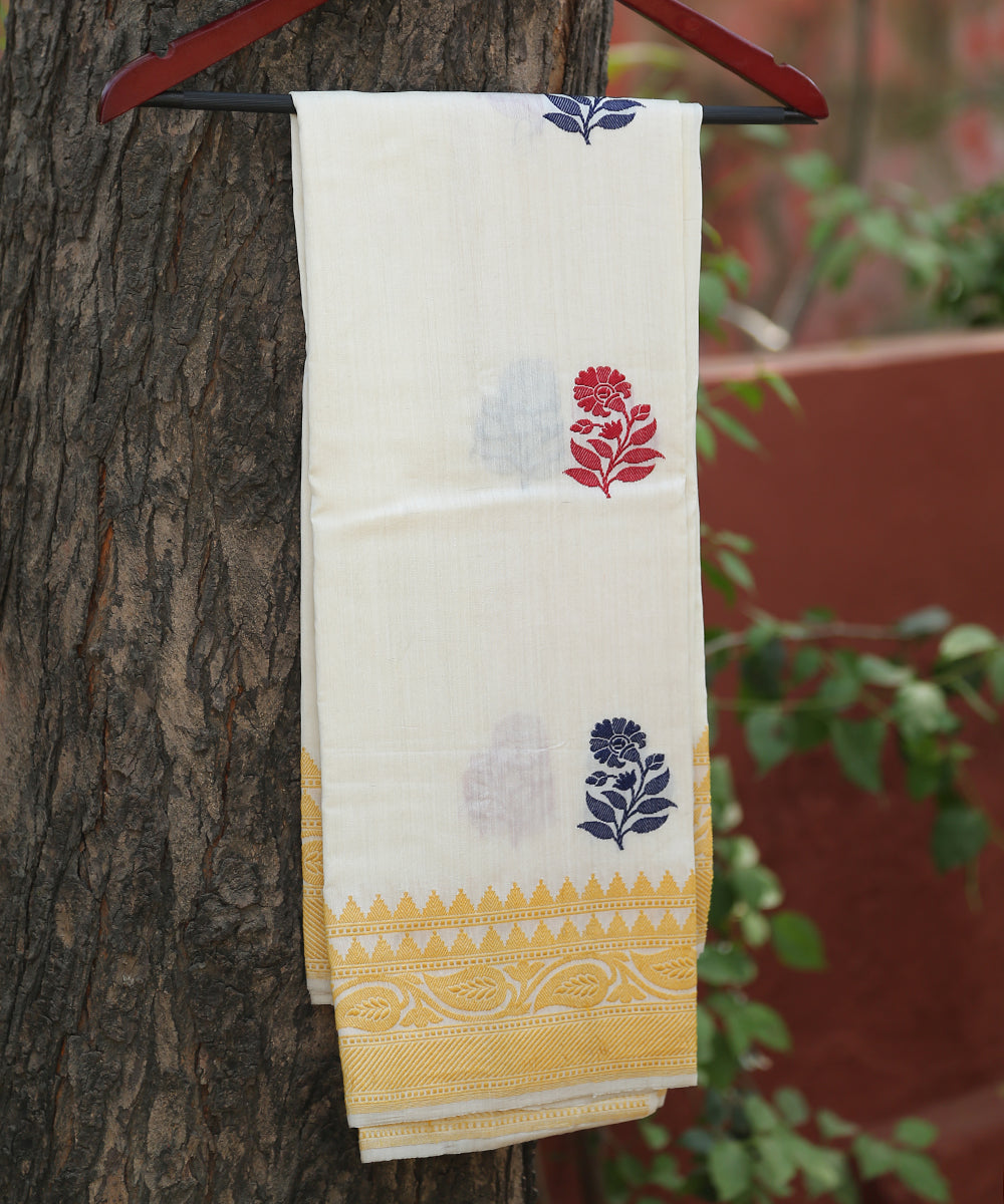 Handloom_White_Moonga_Silk_Banarasi_Dupatta_with_Intricate_Booti_WeaverStory_01