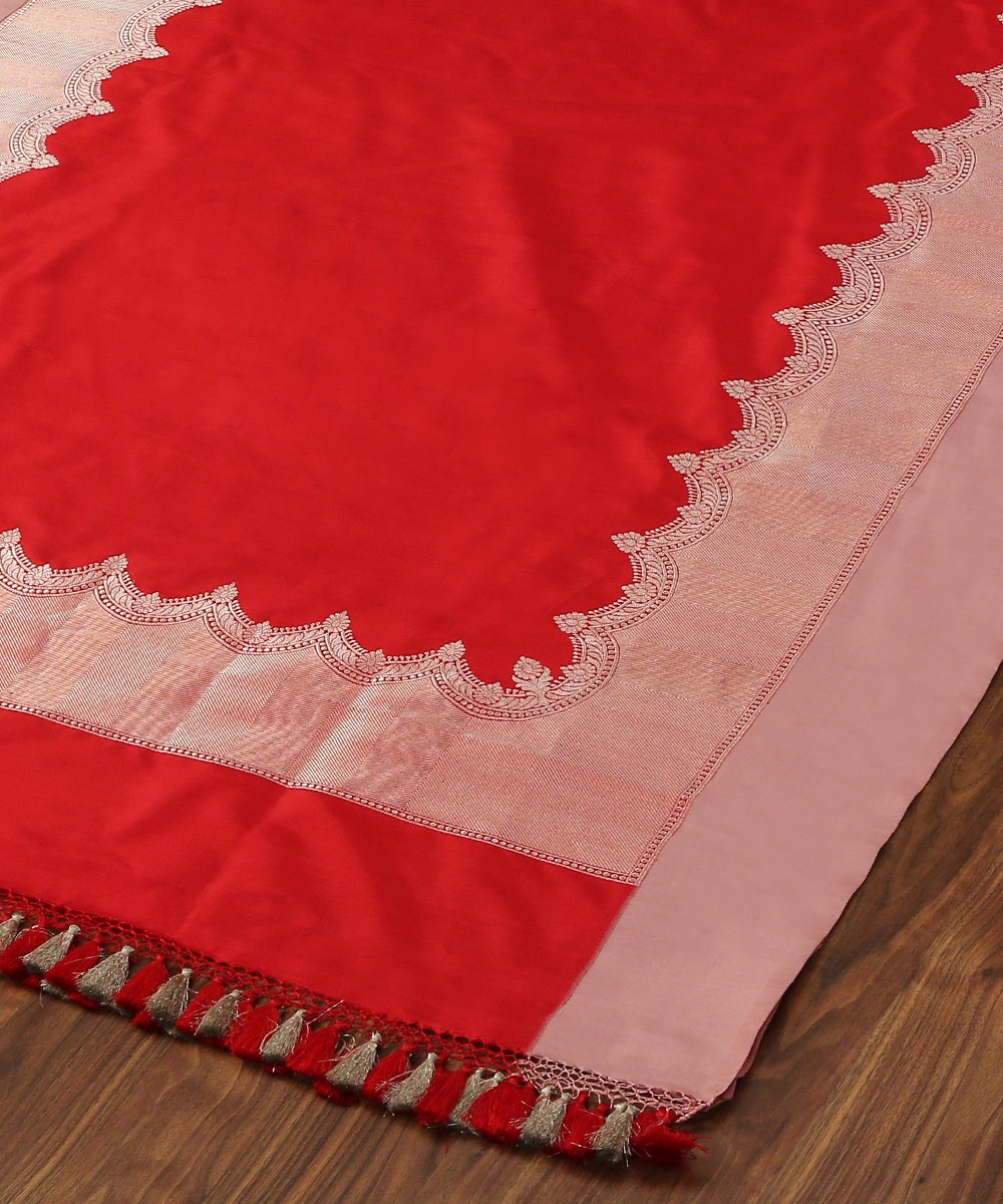 Red_Handloom_Pure_Katan_Silk_Kadhwa_Banarasi_Dupatta_With_Light_Pink_Silk_Border_WeaverStory_03