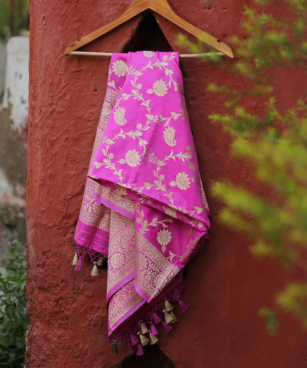 Handloom_Gulabi_Pink_Pure_Katan_Silk_Cutwork_Banarasi_Dupatta_with_Jangla_Design_WeaverStory_01