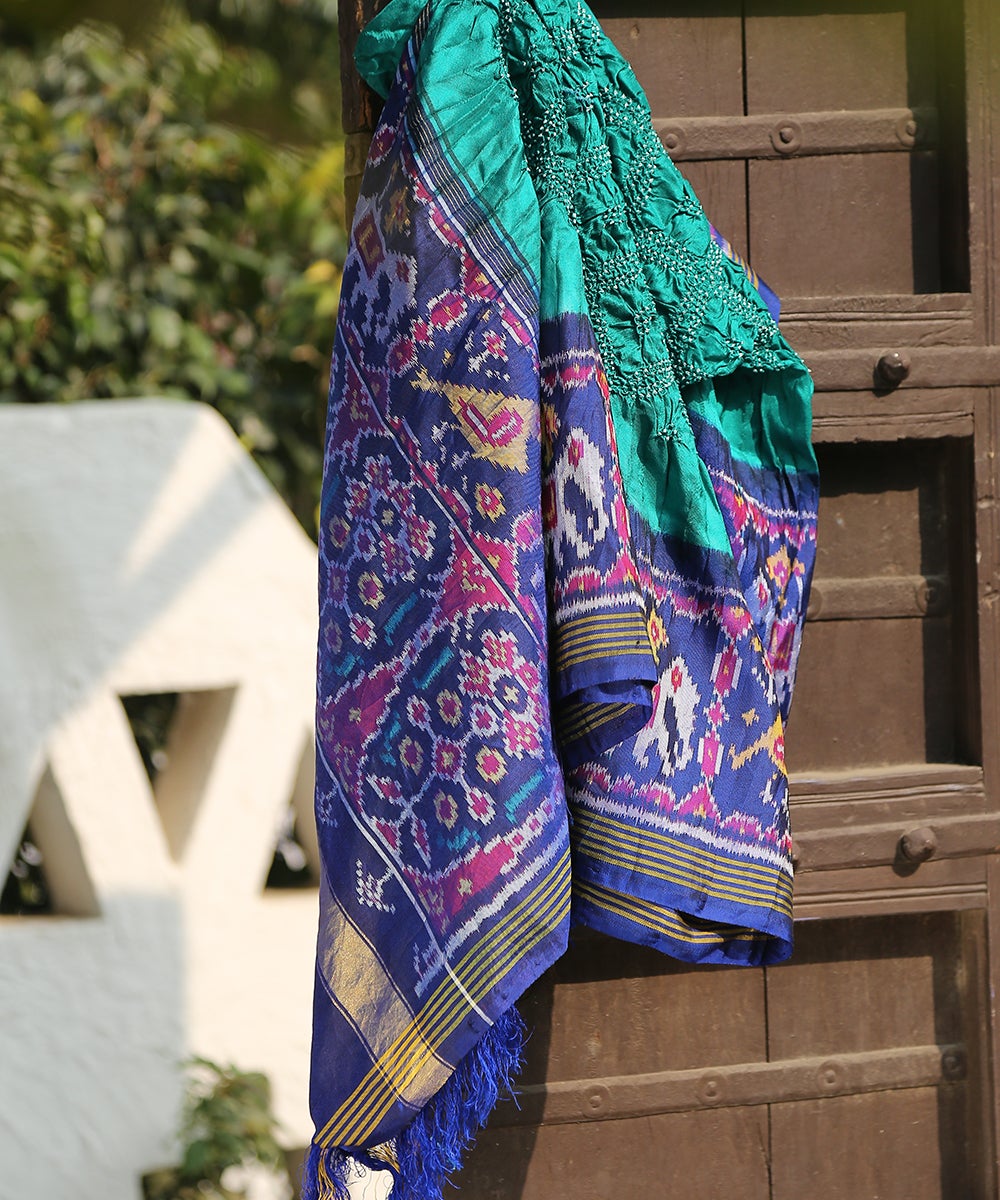 Handloom_Green_and_Blue_Dual_tone_Mulberry_Silk_Ikat_Bandhej_Dupatta_WeaverStory_01