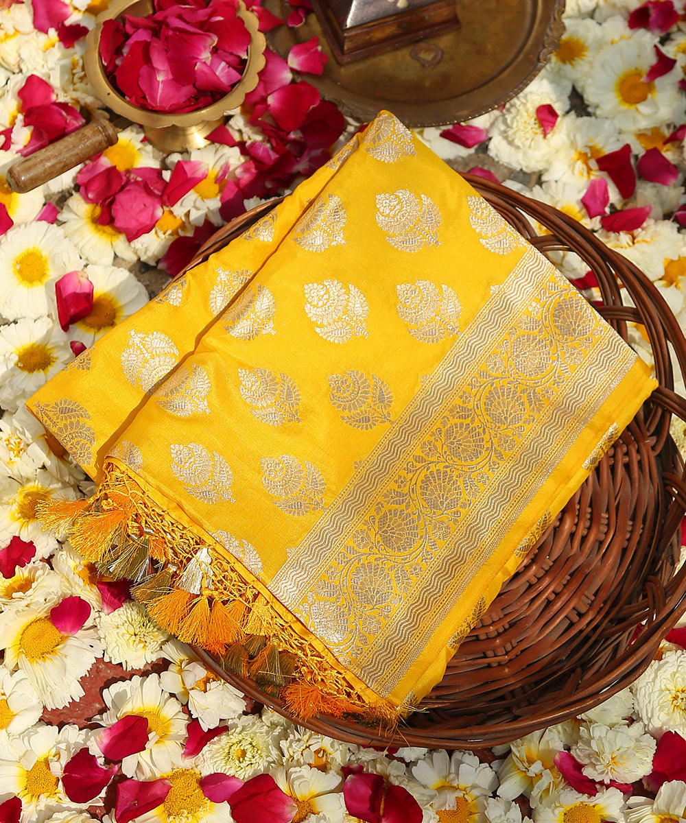 Yellow_Handloom_Pure_Katan_Silk_Banarasi_Dupatta_with_Cutwork_Booti_WeaverStory_01