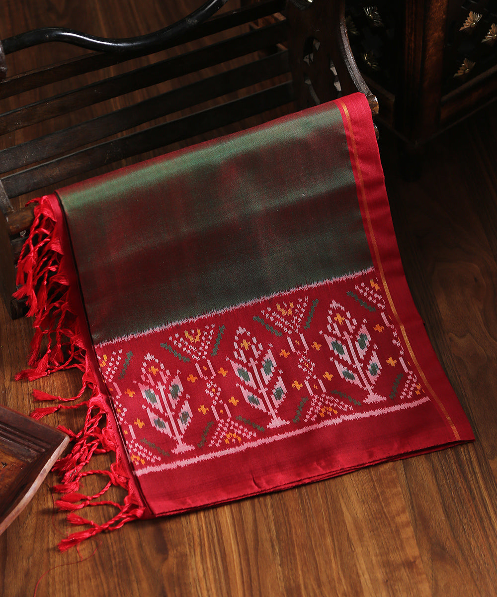 Green_And_Red_Handloom_Dual_Tone_8_Ply_Mulberry_Silk_Patola_Dupatta_With_Red_Border_WeaverStory_01