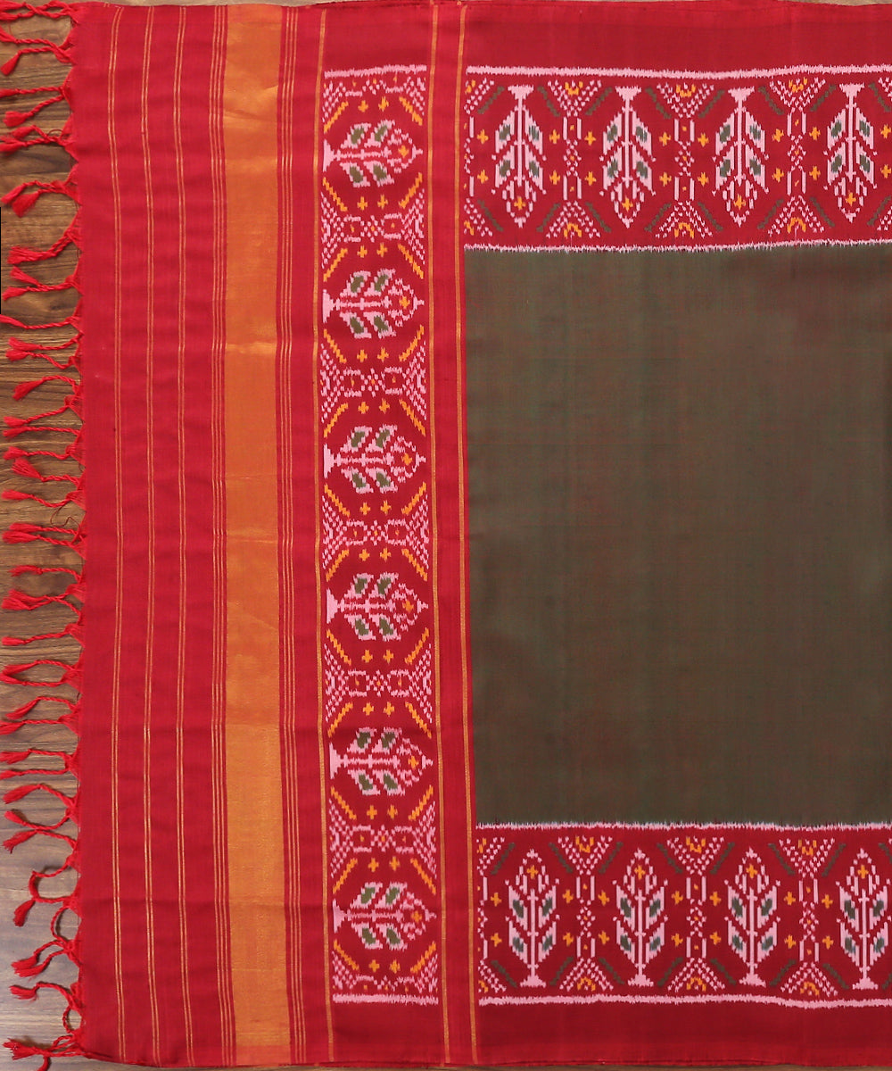 Green_And_Red_Handloom_Dual_Tone_8_Ply_Mulberry_Silk_Patola_Dupatta_With_Red_Border_WeaverStory_02