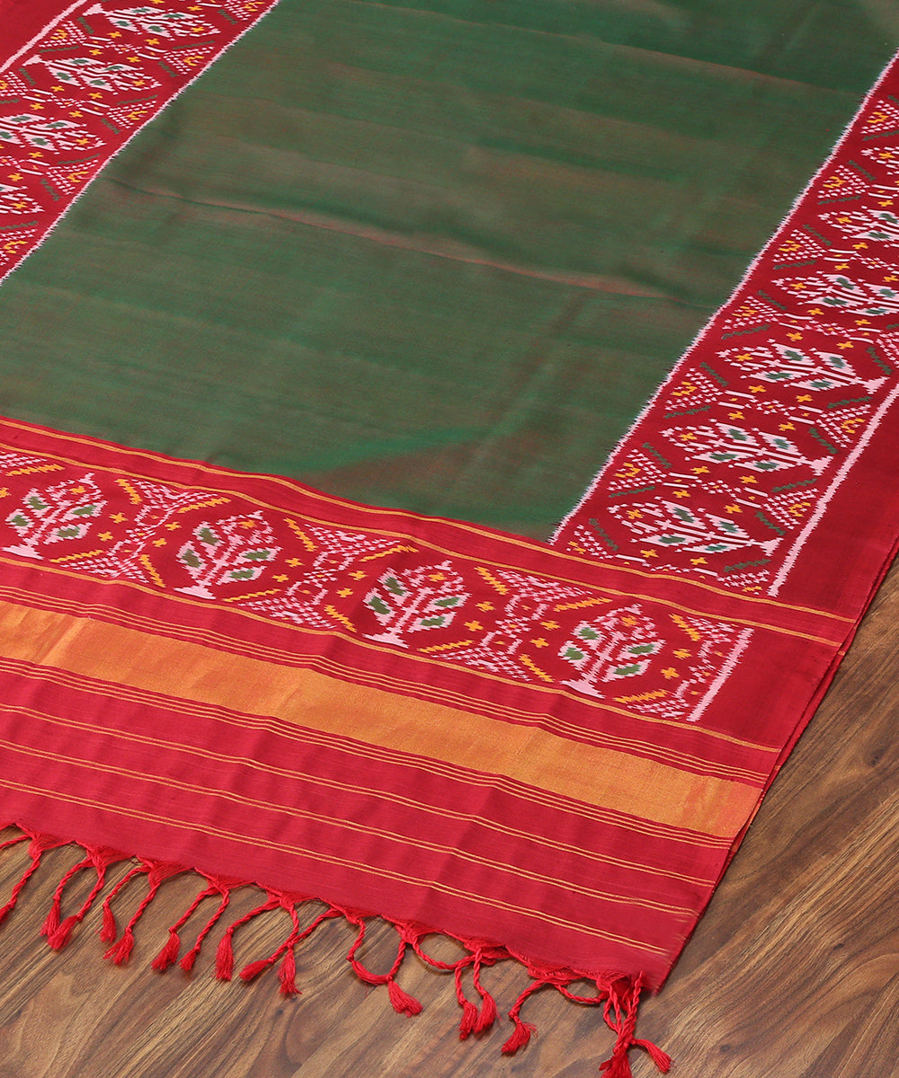 Green_And_Red_Handloom_Dual_Tone_8_Ply_Mulberry_Silk_Patola_Dupatta_With_Red_Border_WeaverStory_03
