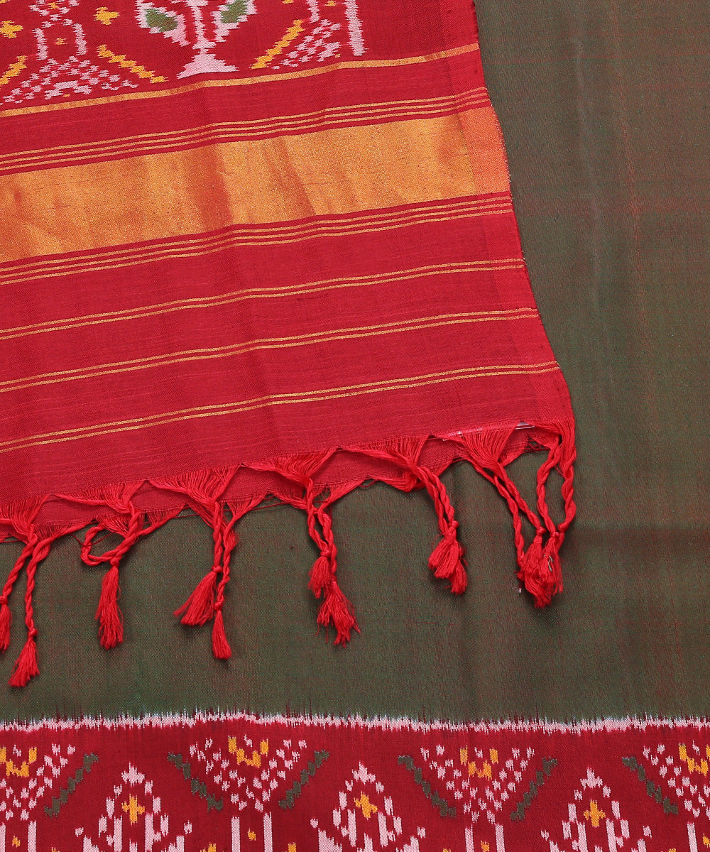 Green_And_Red_Handloom_Dual_Tone_8_Ply_Mulberry_Silk_Patola_Dupatta_With_Red_Border_WeaverStory_04