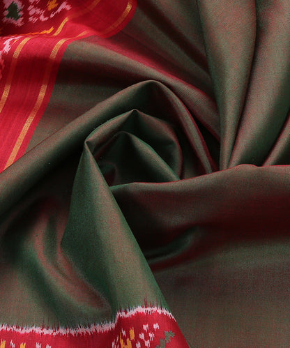 Green_And_Red_Handloom_Dual_Tone_8_Ply_Mulberry_Silk_Patola_Dupatta_With_Red_Border_WeaverStory_05