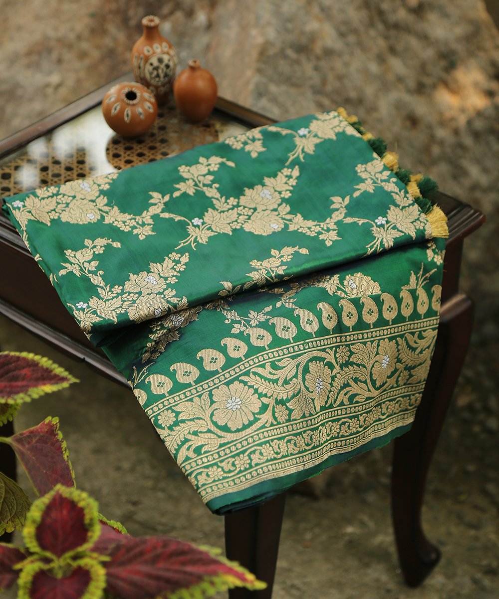 Emerald_Green_Kadhwa_Pure_Katan_Silk_Jangla_Banarasi_Dupatta_With_Paisley_Border_WeaverStory_01