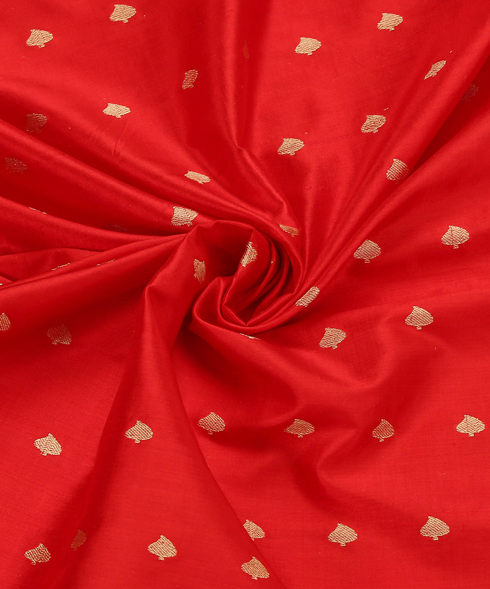 Handloom_Red_Pure_Katan_Silk_Pure_Katan_Silk_Cutwork_Banarasi_Fabric_With_Leaf_Booti_WeaverStory_05