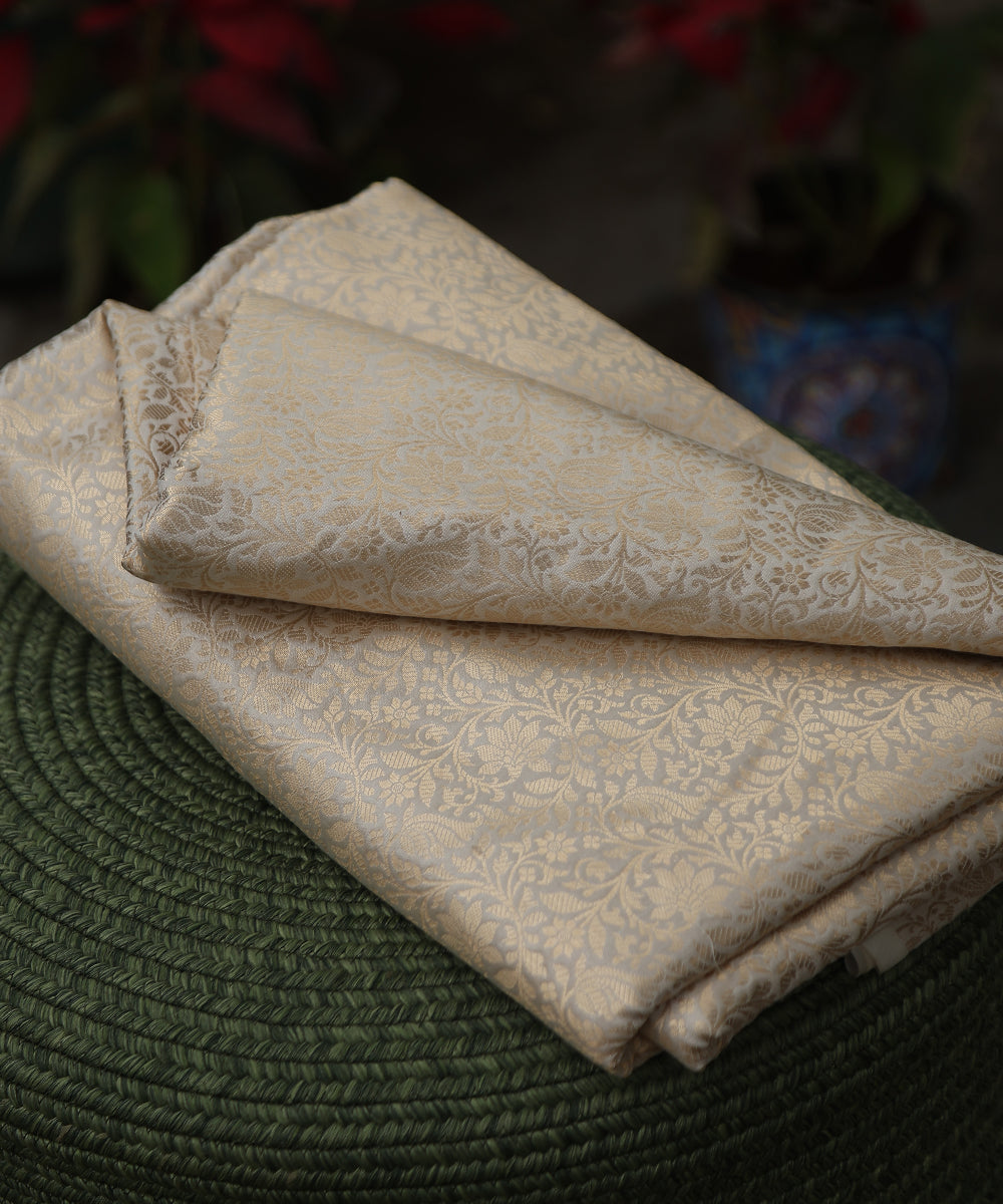 Handloom_Offwhite_Pure_Katan_Silk_Kimkhab_Banarasi_Fabric_With_Zari_Jaal_WeaverStory_01