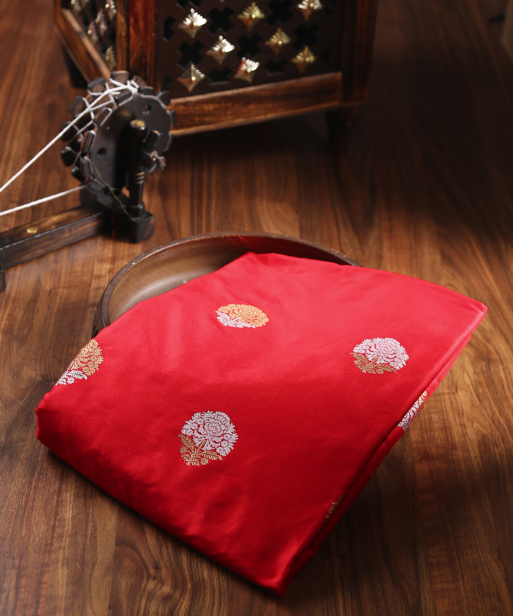 Red_Handloom_Pure_Katan_Silk_Banarasi_Fabric_with_Kadhwa_Booti_WeaverStory_01
