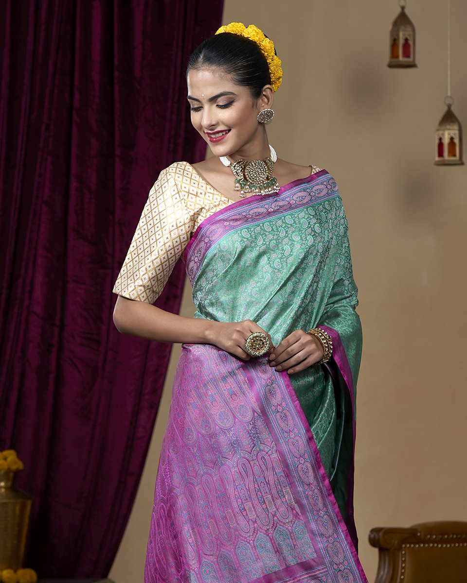 Green_Handloom_Reshmi_Pure_Katan_Silk_Tanchoi_Banarasi_Saree_With_Pink_Border_WeaverStory_01