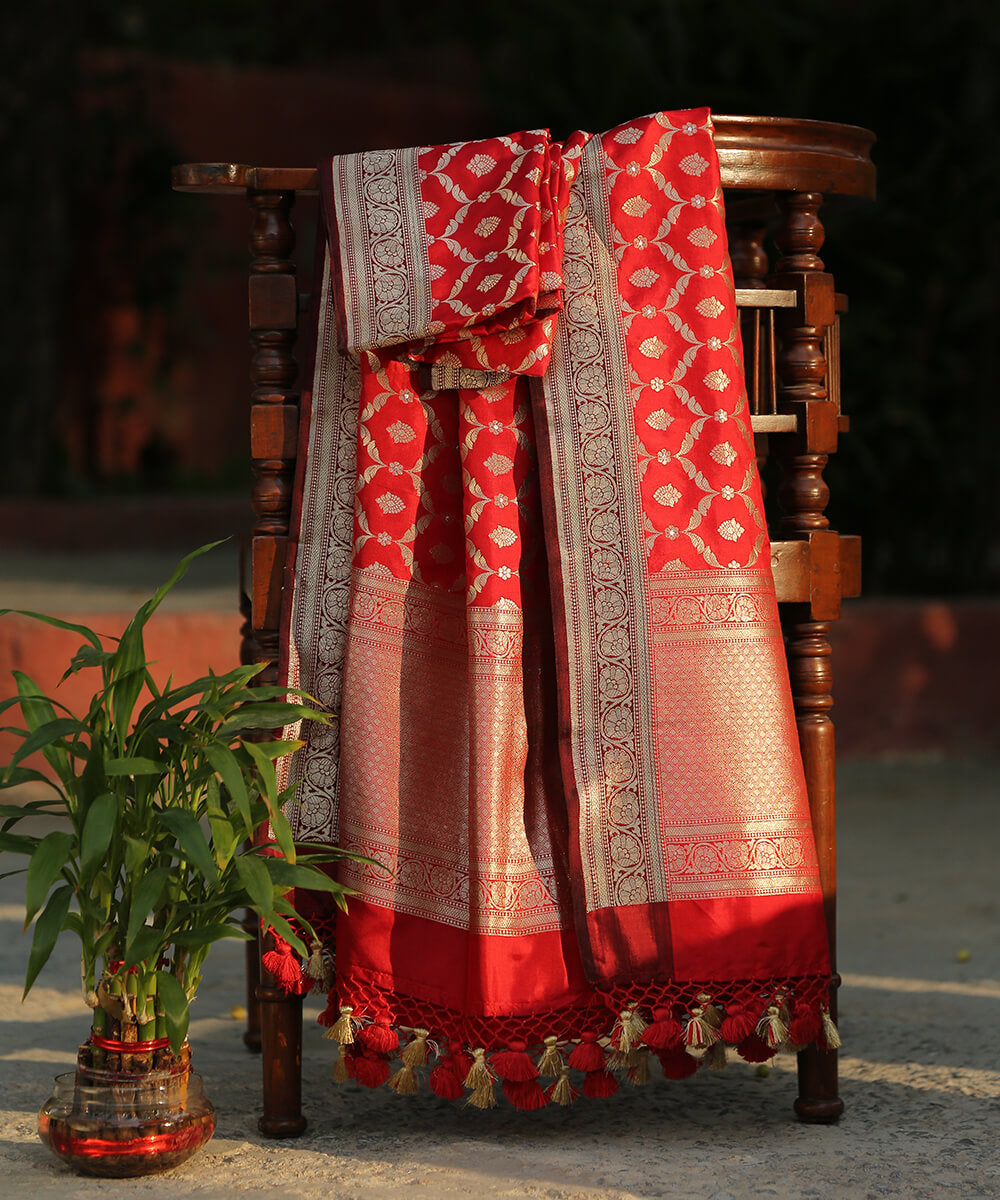 Handloom_Red_Banarasi_Pure_Katan_Silk_Dupatta_with_Maroon_Border_WeaverStory_01