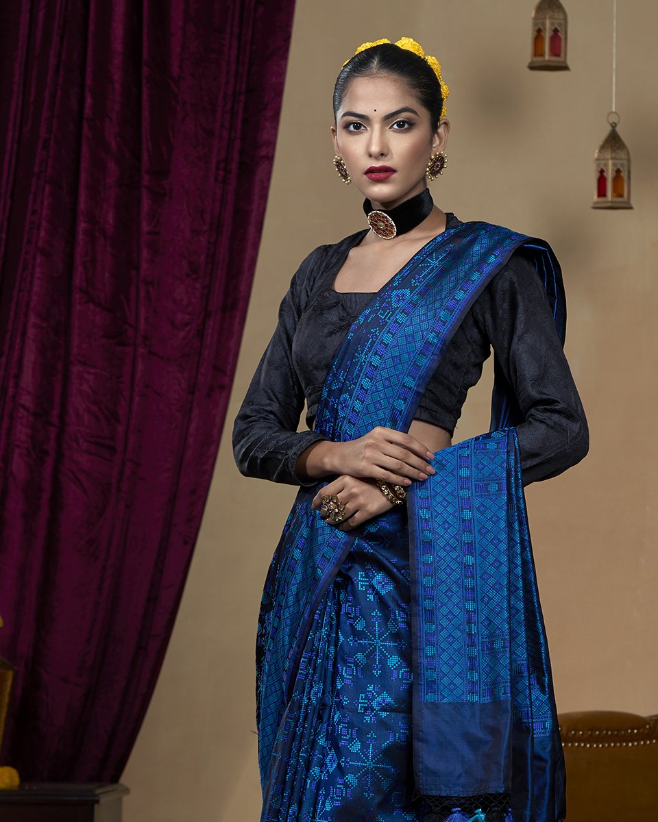 Handloom_Blue_and_Black_Pure_Katan_Silk_Banarasi_Tanchoi_Saree_WeaverStory_01