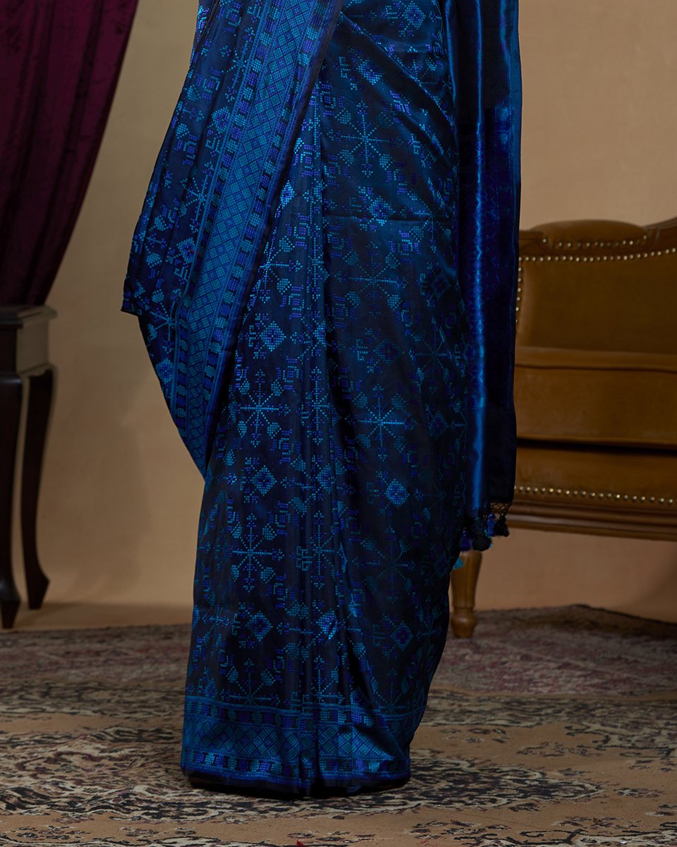 Handloom_Blue_and_Black_Pure_Katan_Silk_Banarasi_Tanchoi_Saree_WeaverStory_04
