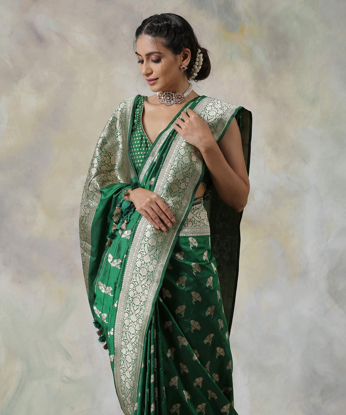 Handloom_Emerald_Green_Pure_Katan_Silk_Banarasi_Saree_with_Traditional_Motifs_WeaverStory_01
