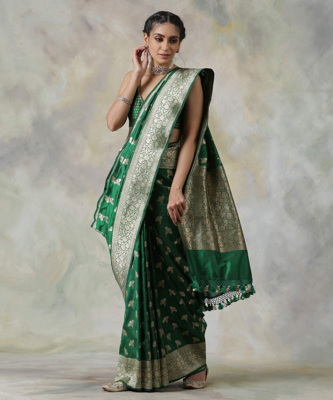 Handloom_Emerald_Green_Pure_Katan_Silk_Banarasi_Saree_with_Traditional_Motifs_WeaverStory_02