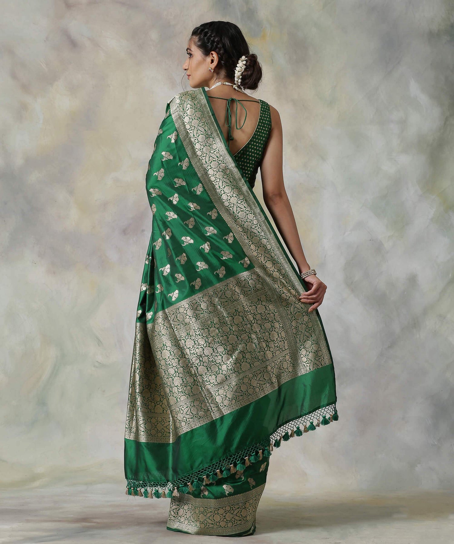 Handloom_Emerald_Green_Pure_Katan_Silk_Banarasi_Saree_with_Traditional_Motifs_WeaverStory_03