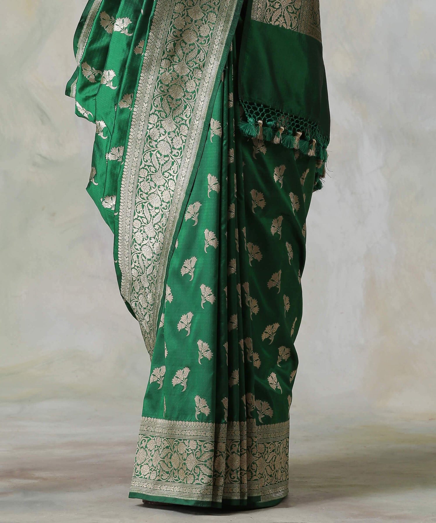 Handloom_Emerald_Green_Pure_Katan_Silk_Banarasi_Saree_with_Traditional_Motifs_WeaverStory_04