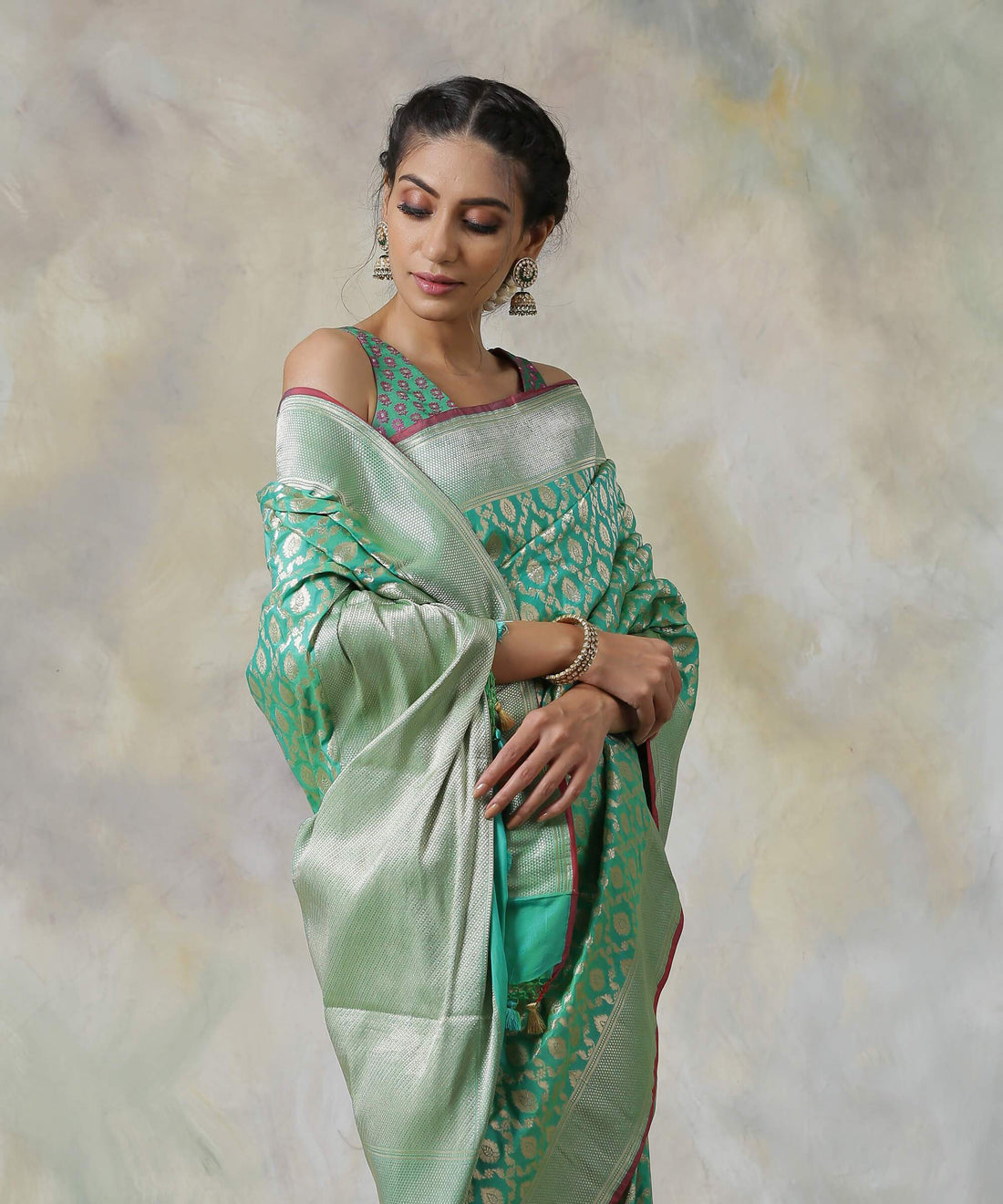 Handloom_Green_Pure_Katan_Silk_Banarasi_Saree_with_Wine_Selvedge_WeaverStory_01