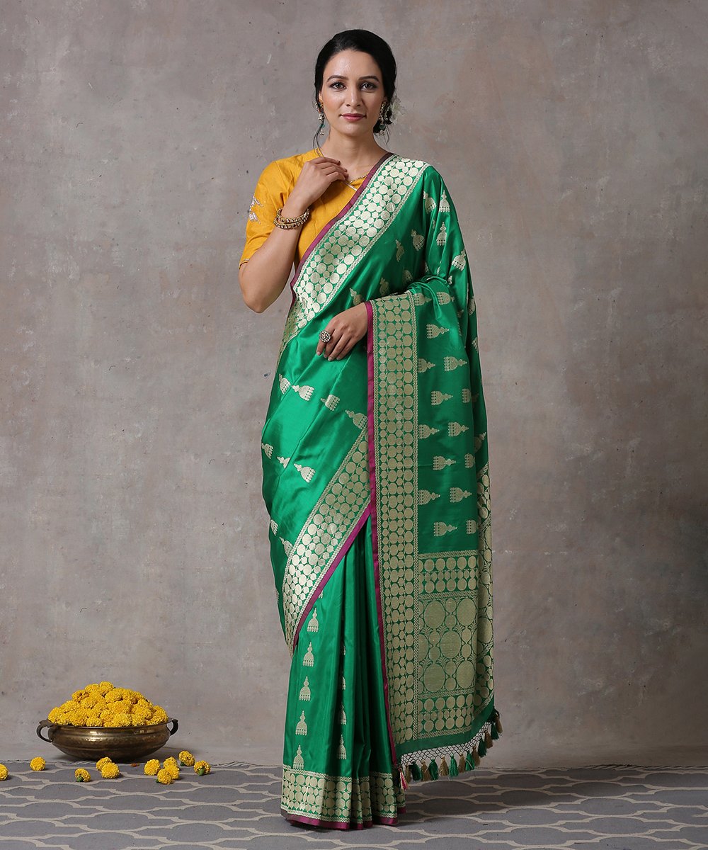 Handloom_Green_Pure_Katan_Silk_Banarasi_Saree_with_Jhumki_Booti_and_Pink_Selvedge_WeaverStory_01
