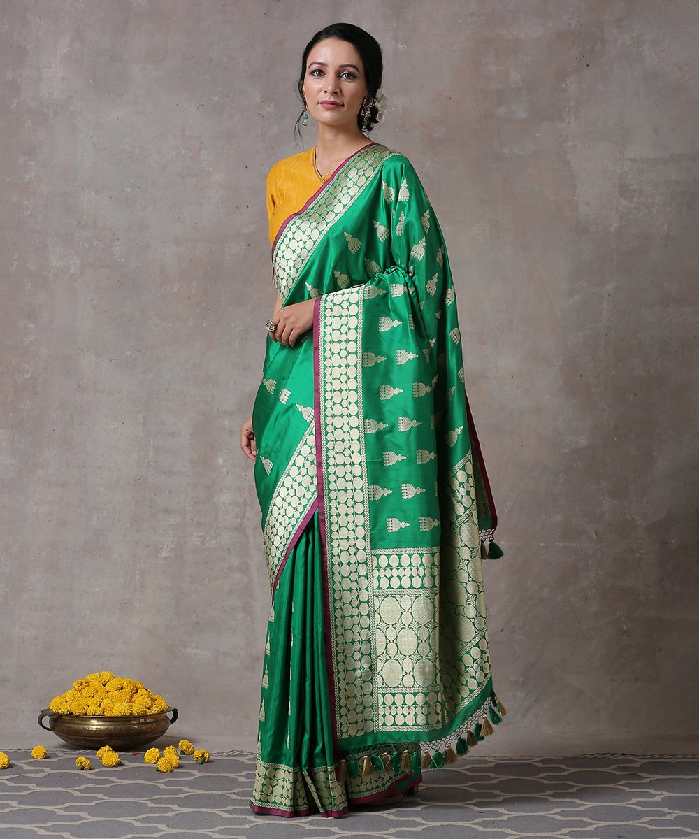 Handloom_Green_Pure_Katan_Silk_Banarasi_Saree_with_Jhumki_Booti_and_Pink_Selvedge_WeaverStory_02