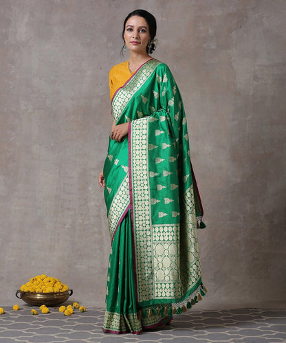 Handloom_Green_Pure_Katan_Silk_Banarasi_Saree_with_Jhumki_Booti_and_Pink_Selvedge_WeaverStory_02