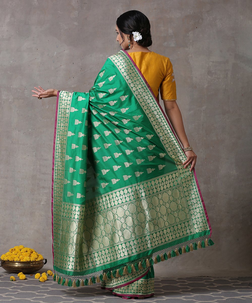 Handloom_Green_Pure_Katan_Silk_Banarasi_Saree_with_Jhumki_Booti_and_Pink_Selvedge_WeaverStory_03