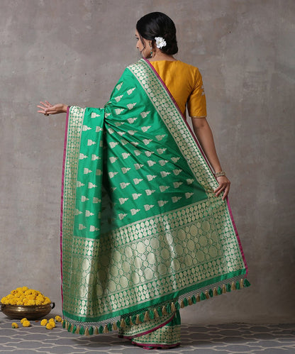 Handloom_Green_Pure_Katan_Silk_Banarasi_Saree_with_Jhumki_Booti_and_Pink_Selvedge_WeaverStory_03