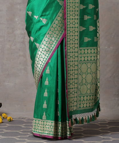 Handloom_Green_Pure_Katan_Silk_Banarasi_Saree_with_Jhumki_Booti_and_Pink_Selvedge_WeaverStory_04