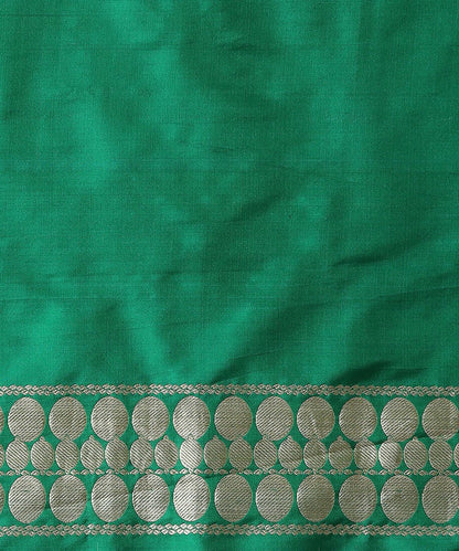 Handloom_Green_Pure_Katan_Silk_Banarasi_Saree_with_Jhumki_Booti_and_Pink_Selvedge_WeaverStory_05