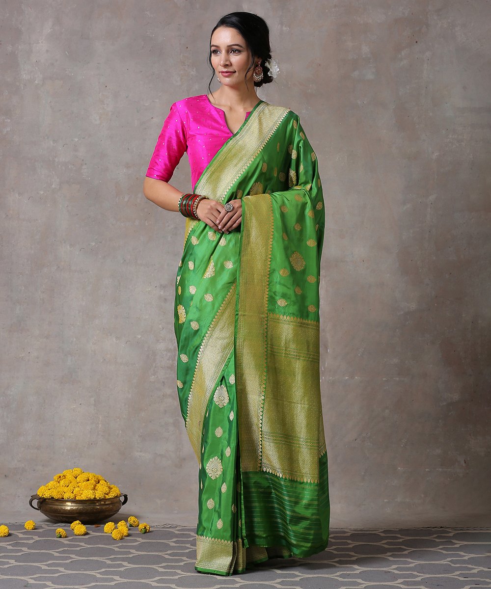 Handloom_Green_Shot_Color_Pure_Katan_Silk_Banarasi_Saree_With_Kadhwa_Boota_WeaverStory_01