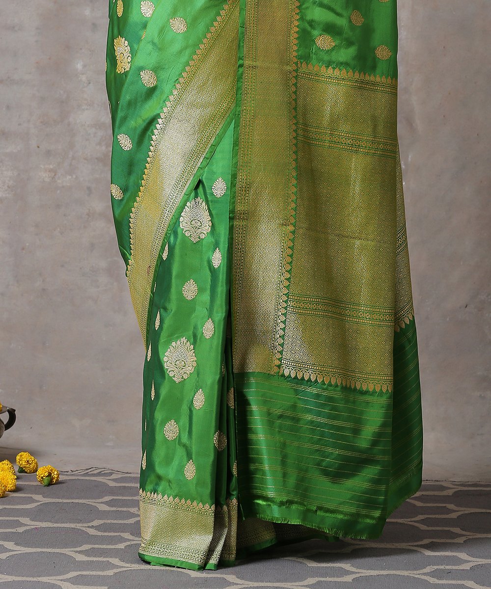 Handloom_Green_Shot_Color_Pure_Katan_Silk_Banarasi_Saree_With_Kadhwa_Boota_WeaverStory_04