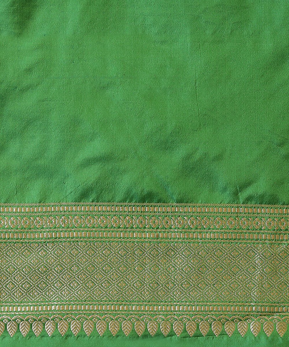 Handloom_Green_Shot_Color_Pure_Katan_Silk_Banarasi_Saree_With_Kadhwa_Boota_WeaverStory_05