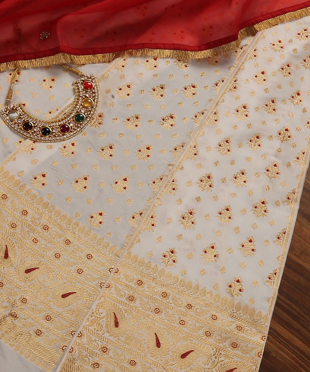 Handloom_OffWhite_Katan_Silk_Banarasi_Lehenga_with_with_Bootidar_Design_WeaverStory_01