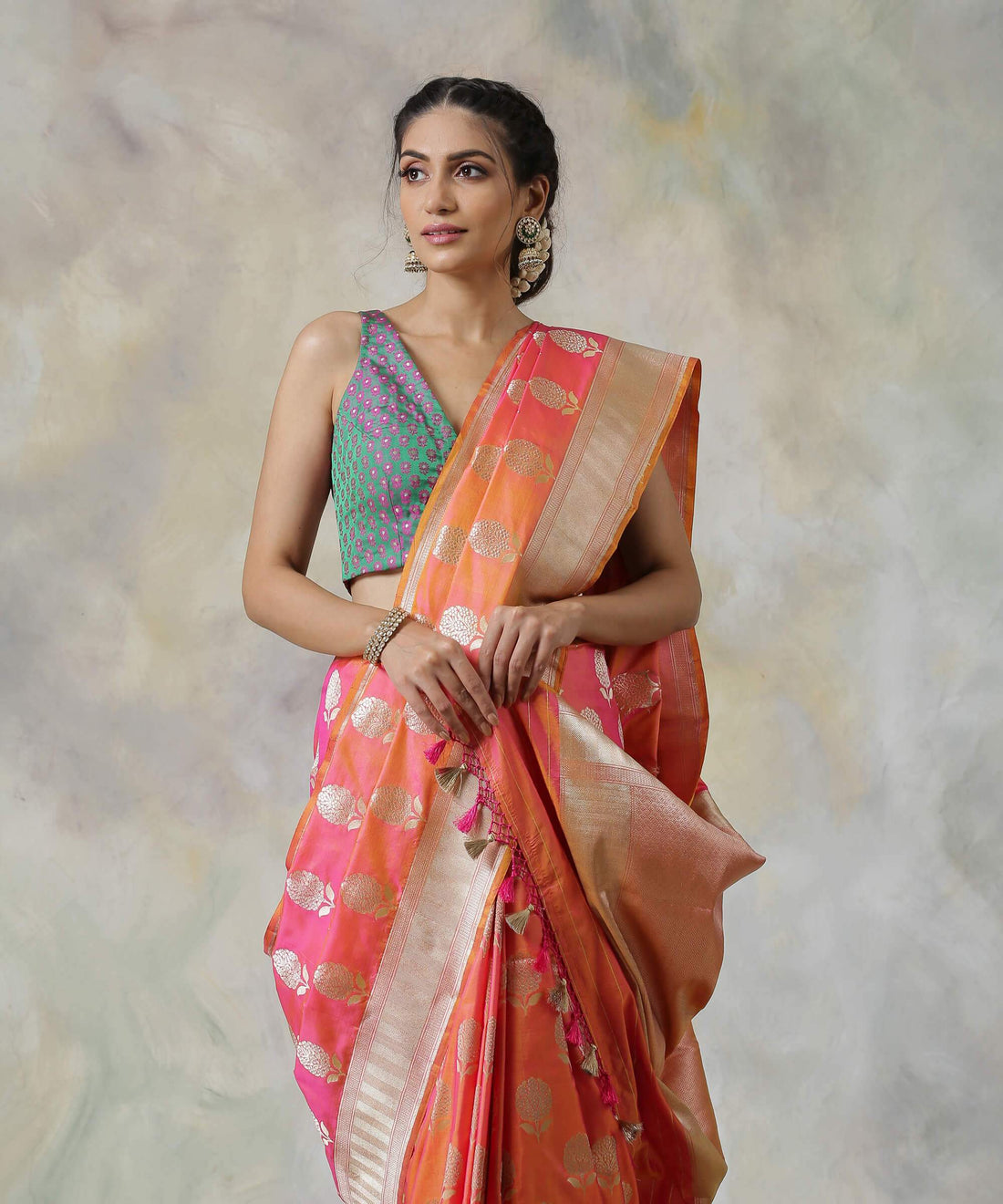 Handloom_Peach_and_Pink_Dual_Tone_Pure_Katan_Silk_Banarasi_Saree_with_Floral_Booti_WeaverStory_01