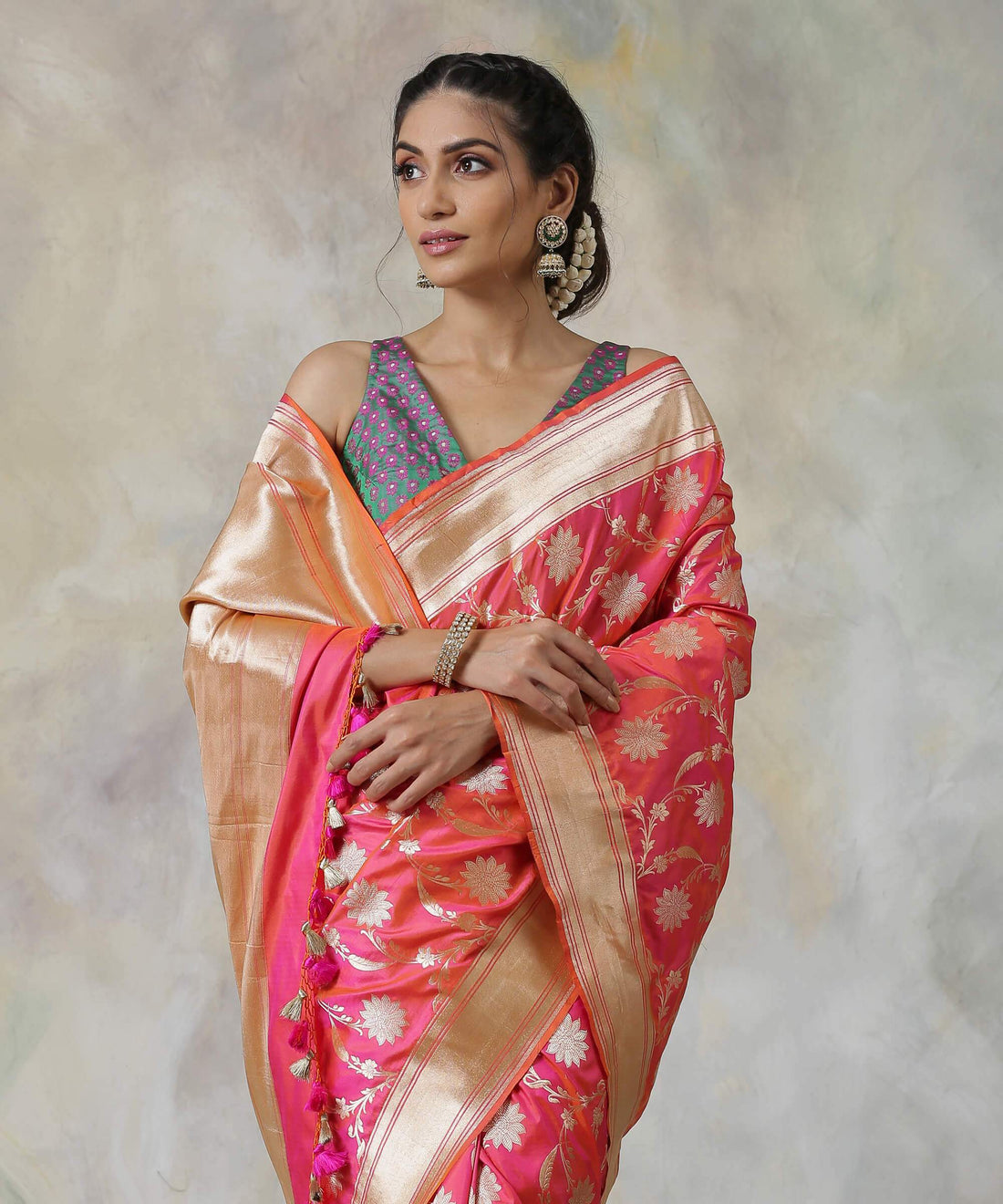 Handloom_Pink_Dual_Tone_Pure_Katan_Silk_Banarasi_Saree_with_Floral_Jaal_WeaverStory_01