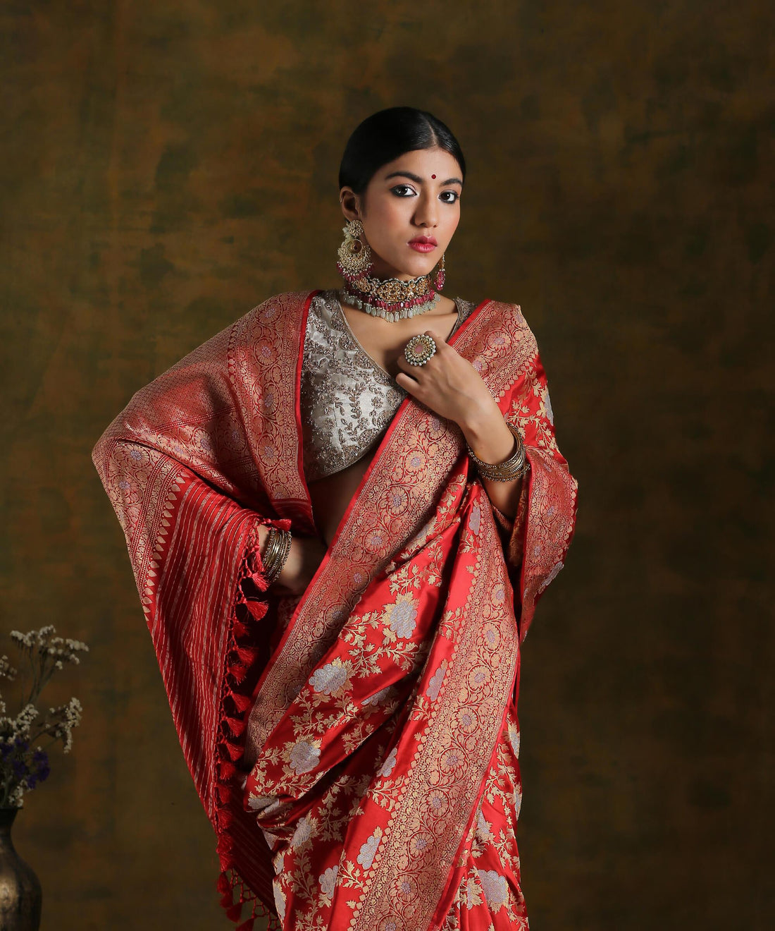 Red_Banarasi_Pure_Katan_Silk_Angoor_Jaal_Saree_WeaverStory_01