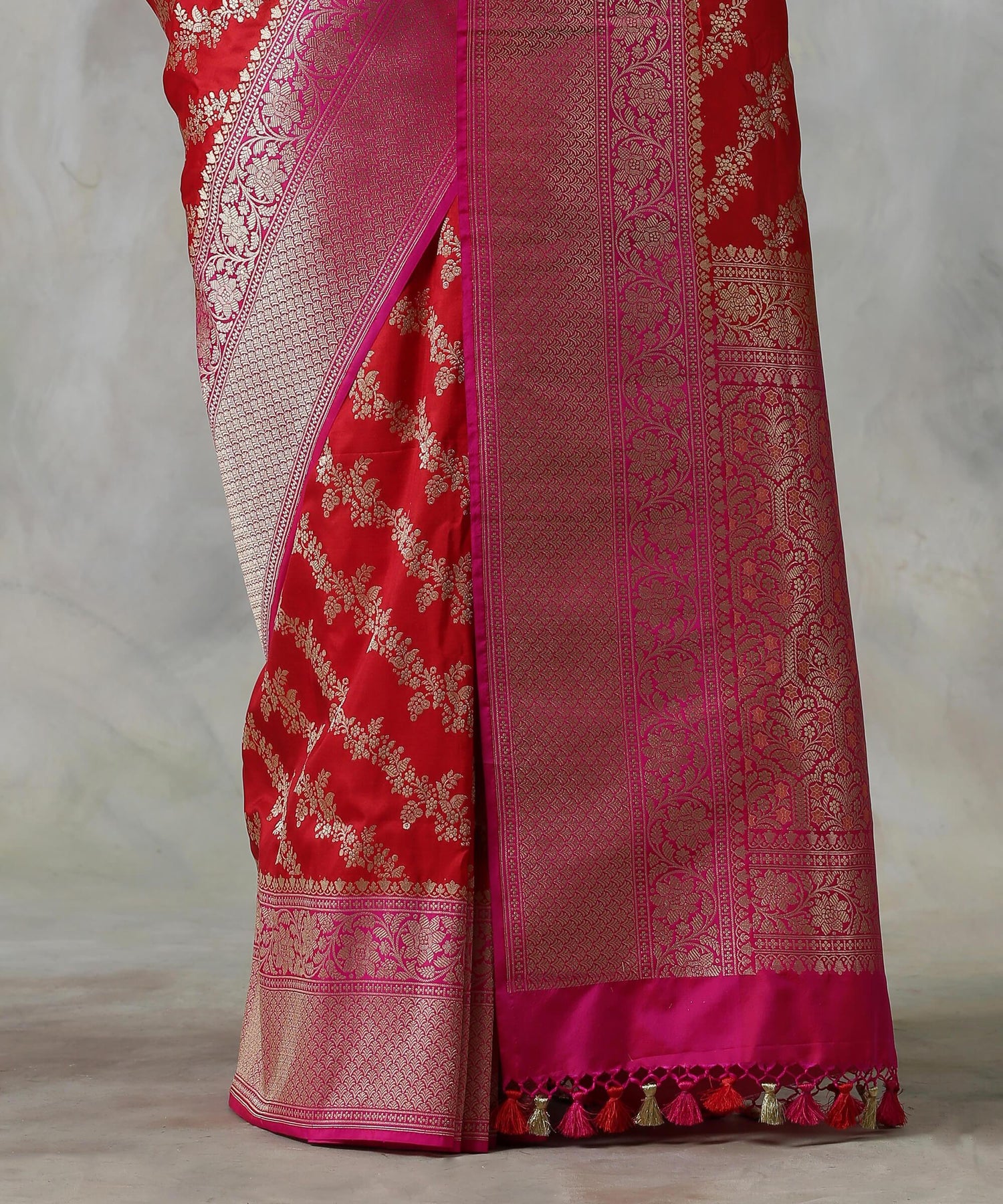 Handloom_Red_Banarasi_Silk_Saree_with_Floral_Jaal_and_Pink_Border_WeaverStory_04