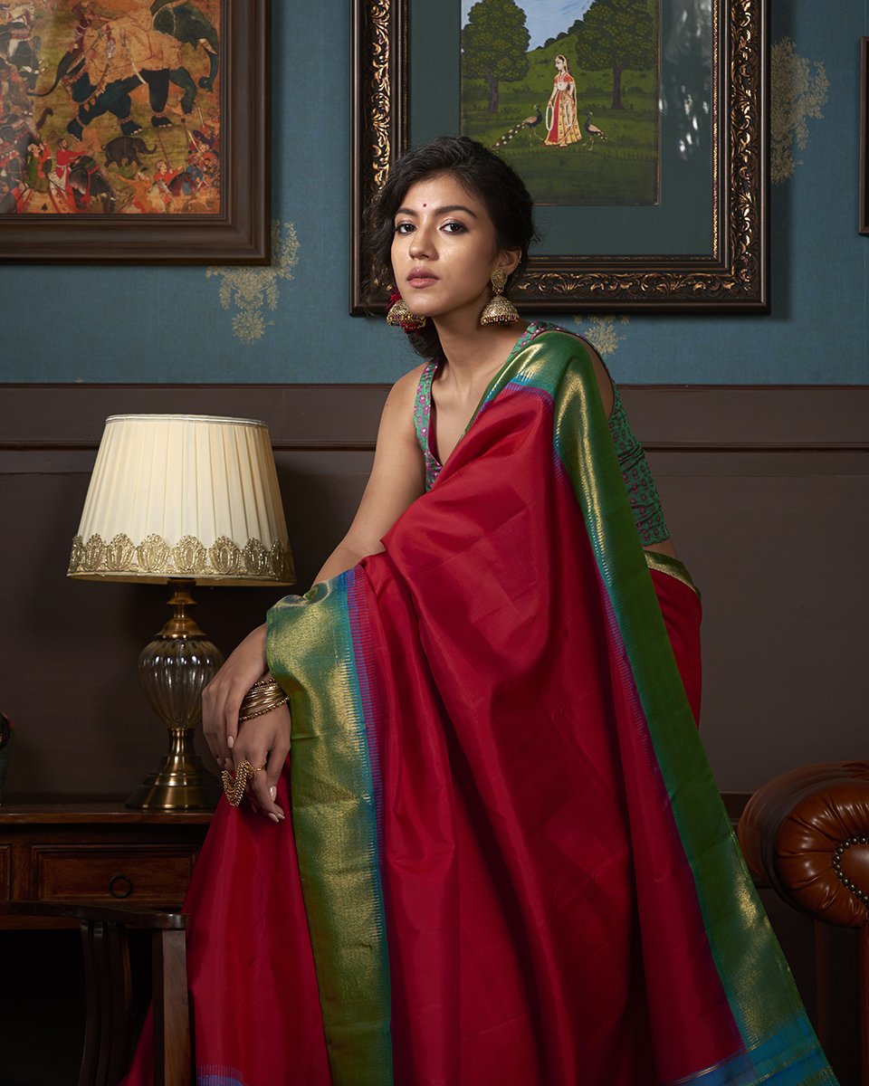 Handloom_Red_Dual_Tone_Kanjivaram_Silk_Saree_with_Teal_Border_WeaverStory_01