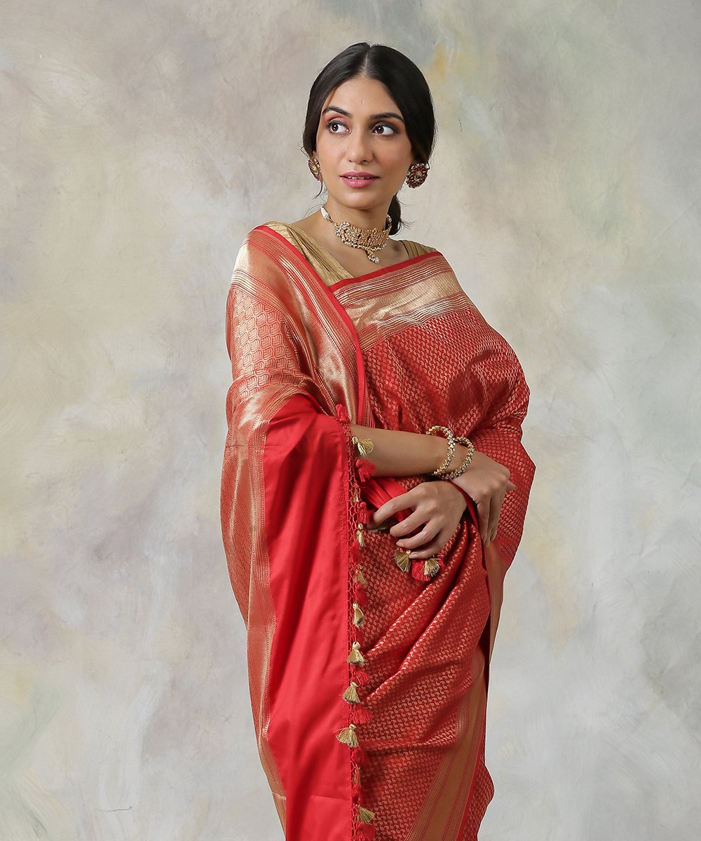 Handloom_Red_Zari_Tanchoi_Pure_Katan_Silk_Banarasi_Saree_with_Paisley_Booti_WeaverStory_01